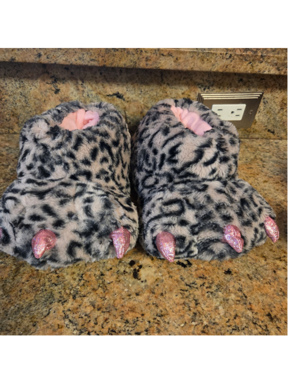 Women's Unbranded Leopard Print Claw Slippers Grey Pink Size 9